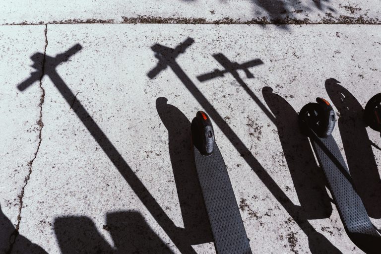 Cómo Elegir el Mejor Patinete Eléctrico para el Trabajo o la Escuela